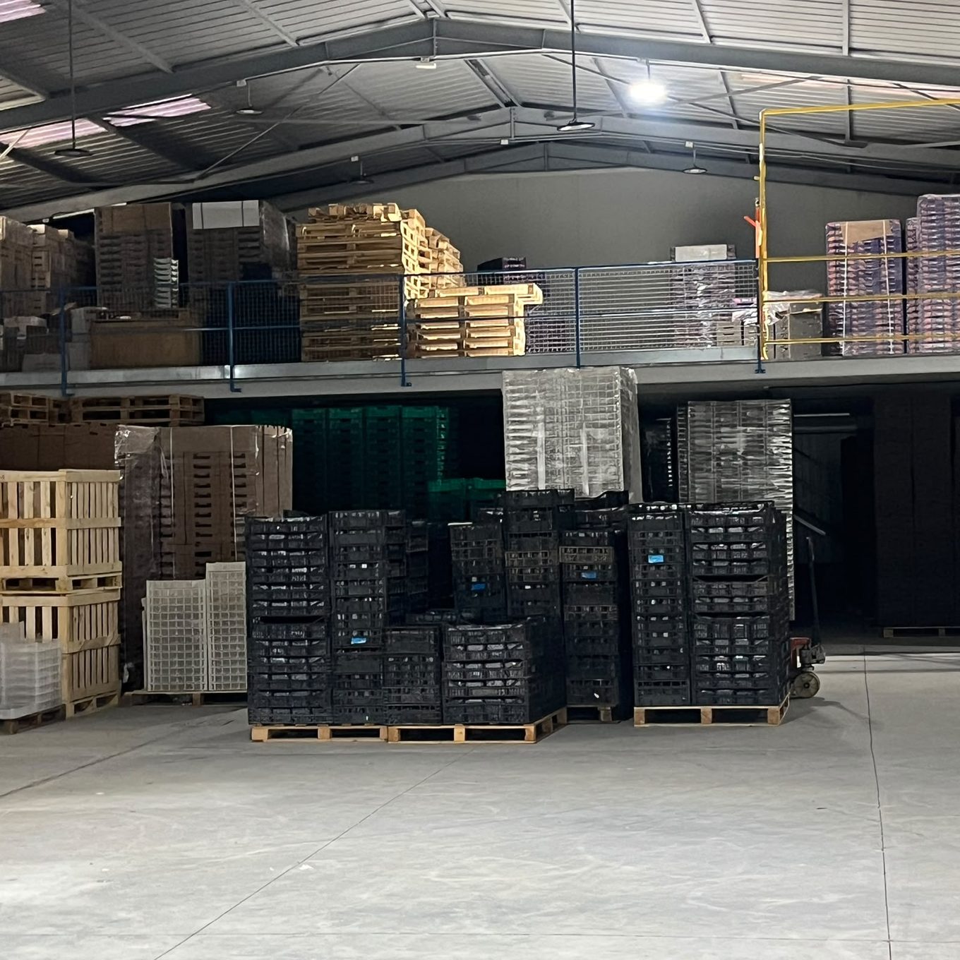 Hangar de stockage avec palettes et caisses